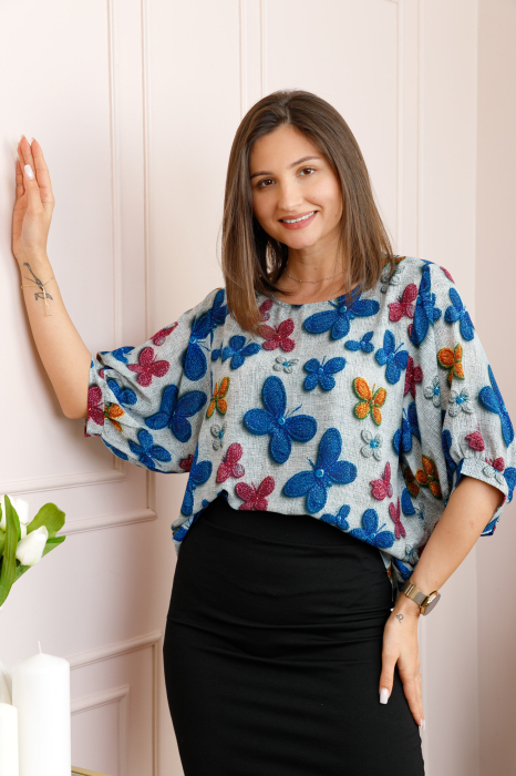 Bluza gri cu imprimeu cu fluturi multicolori Harper plus size