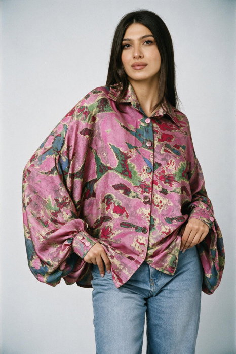 Camasa din satin oversize, cu maneci bufante si imprimeu abstract fucsia