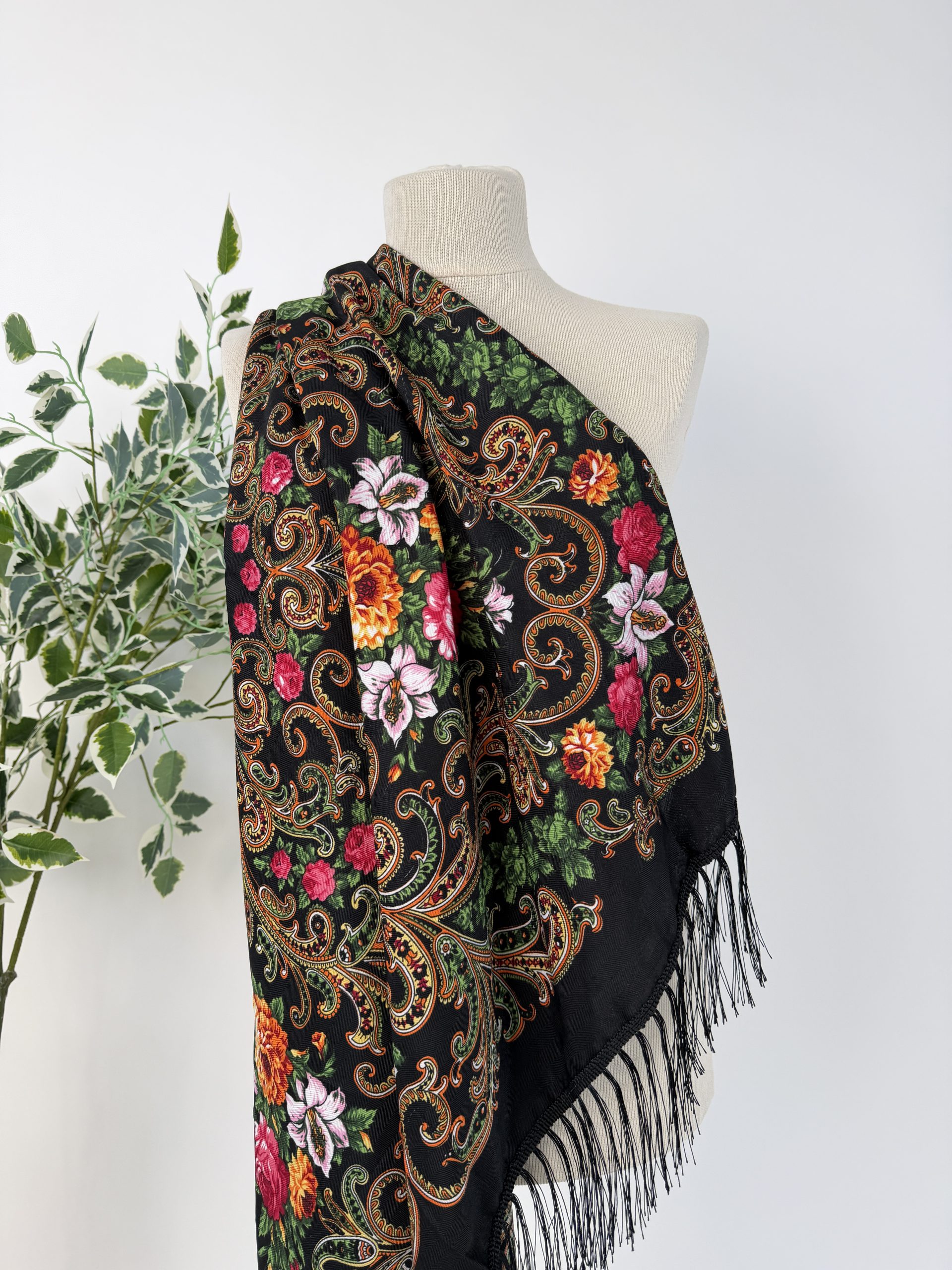 Eșarfă elegantă cu imprimeu floral și franjuri fine TM2348