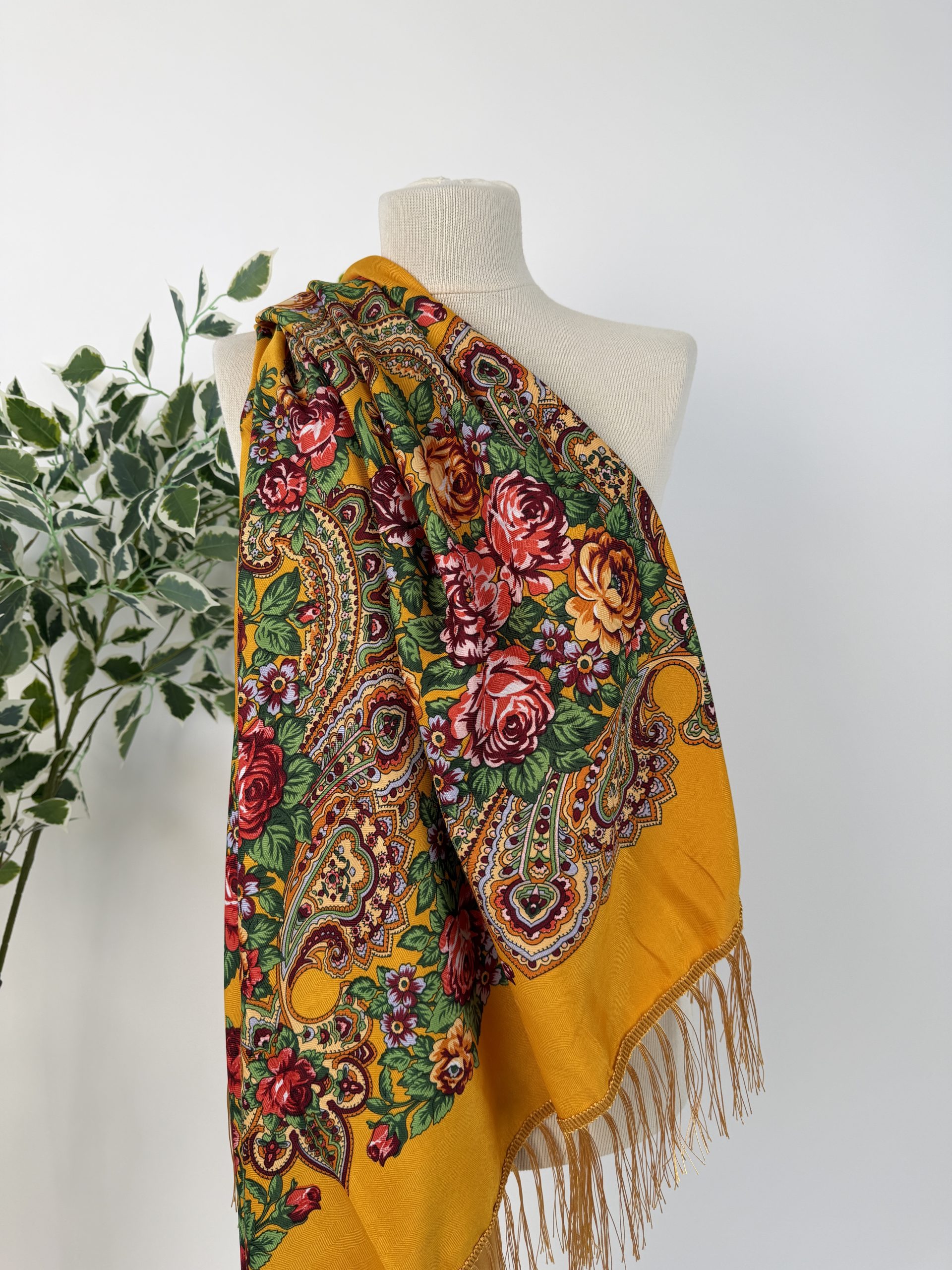 Eșarfă elegantă cu imprimeu floral și franjuri fine TM2350