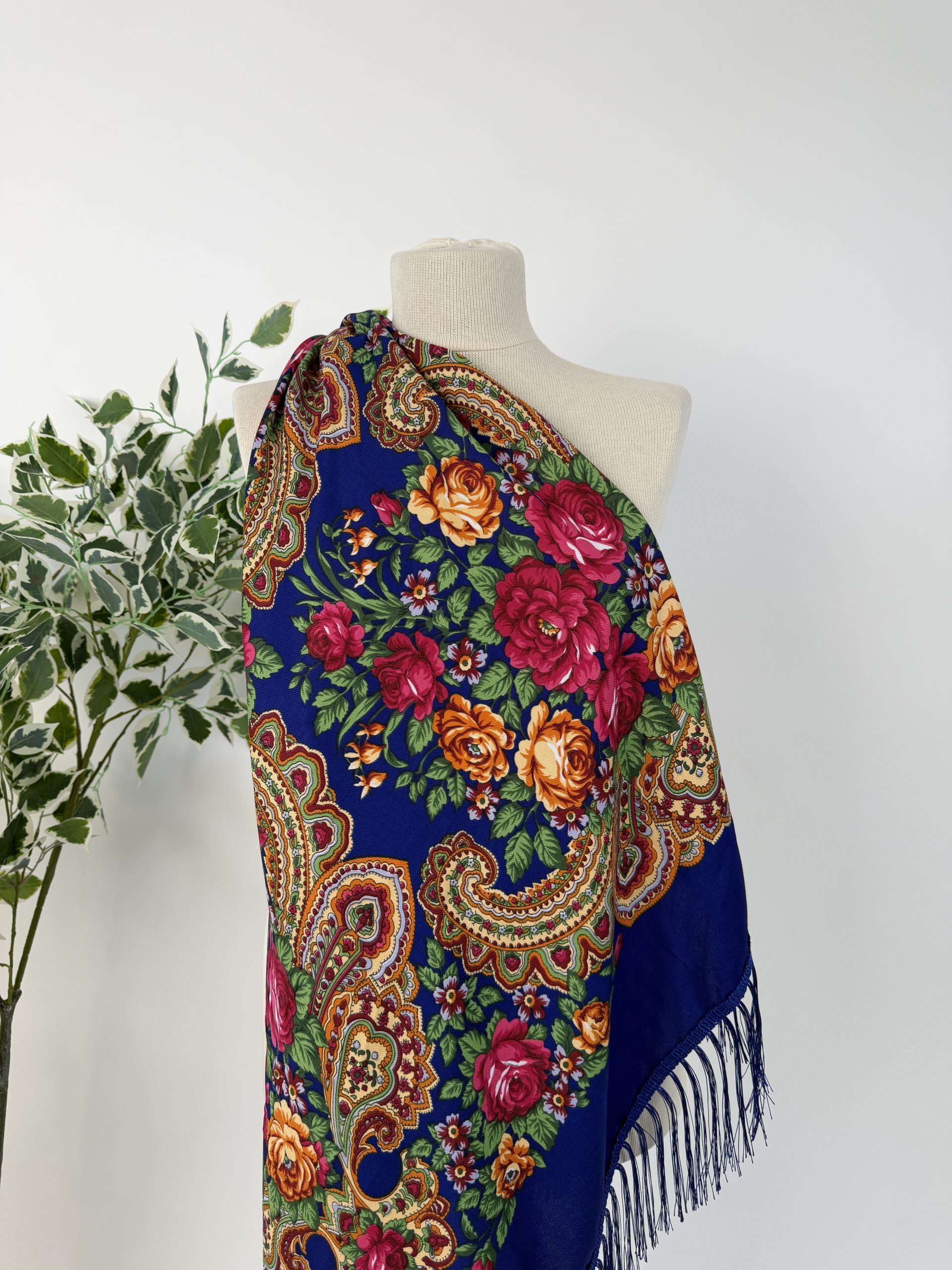 Eșarfă elegantă cu imprimeu floral și franjuri fine TM2351