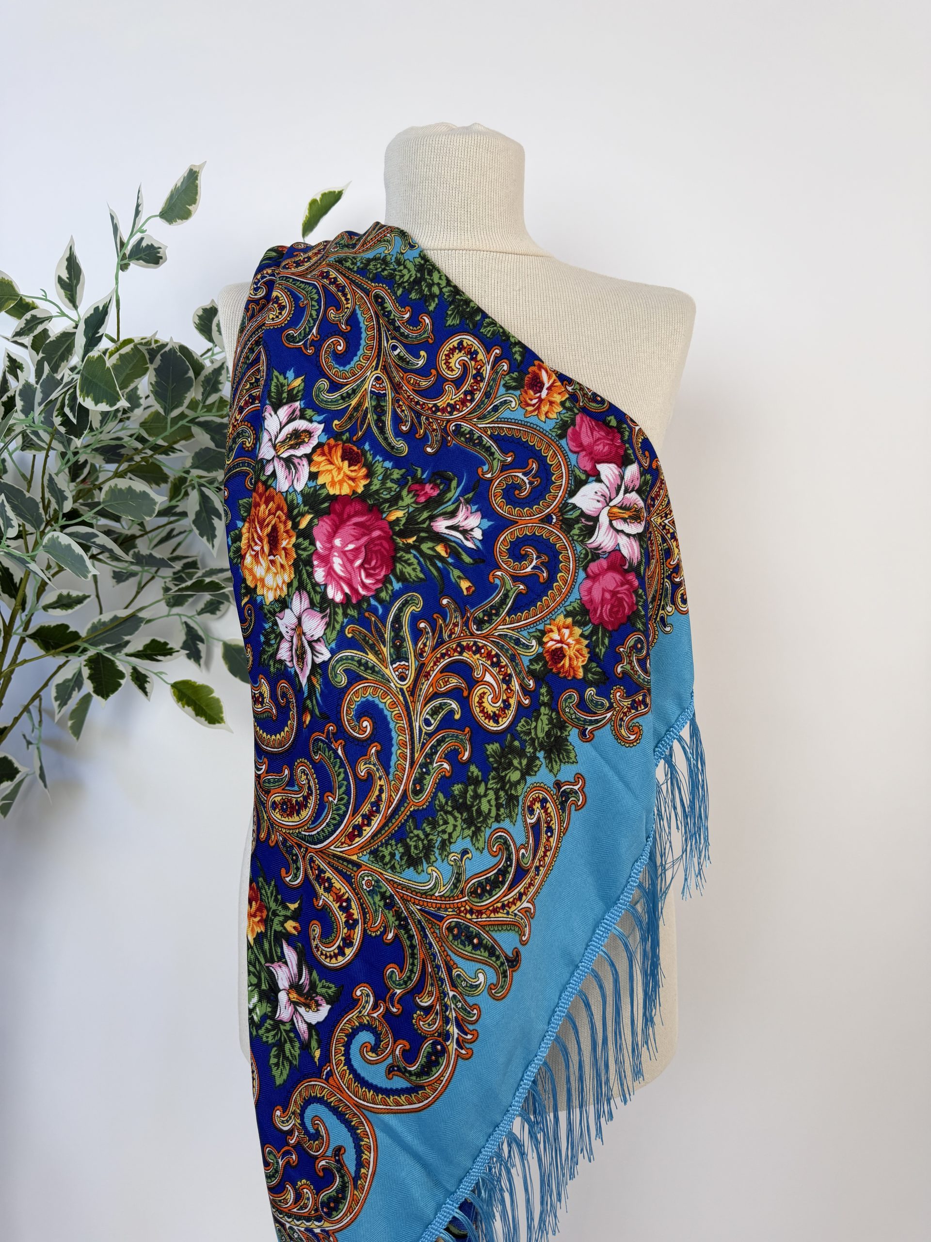 Eșarfă elegantă cu imprimeu floral și franjuri fine TM2419