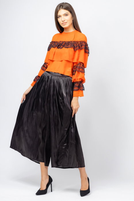 Pantaloni eleganti, negri, cu aspect lucios