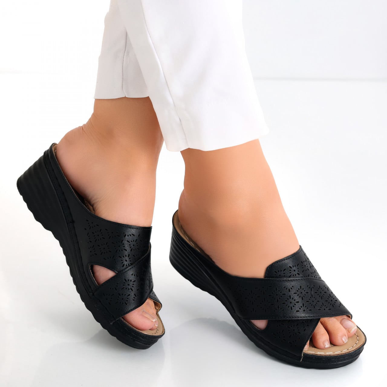 Papuci dama cu platforma Negri din Piele Ecologica Anya