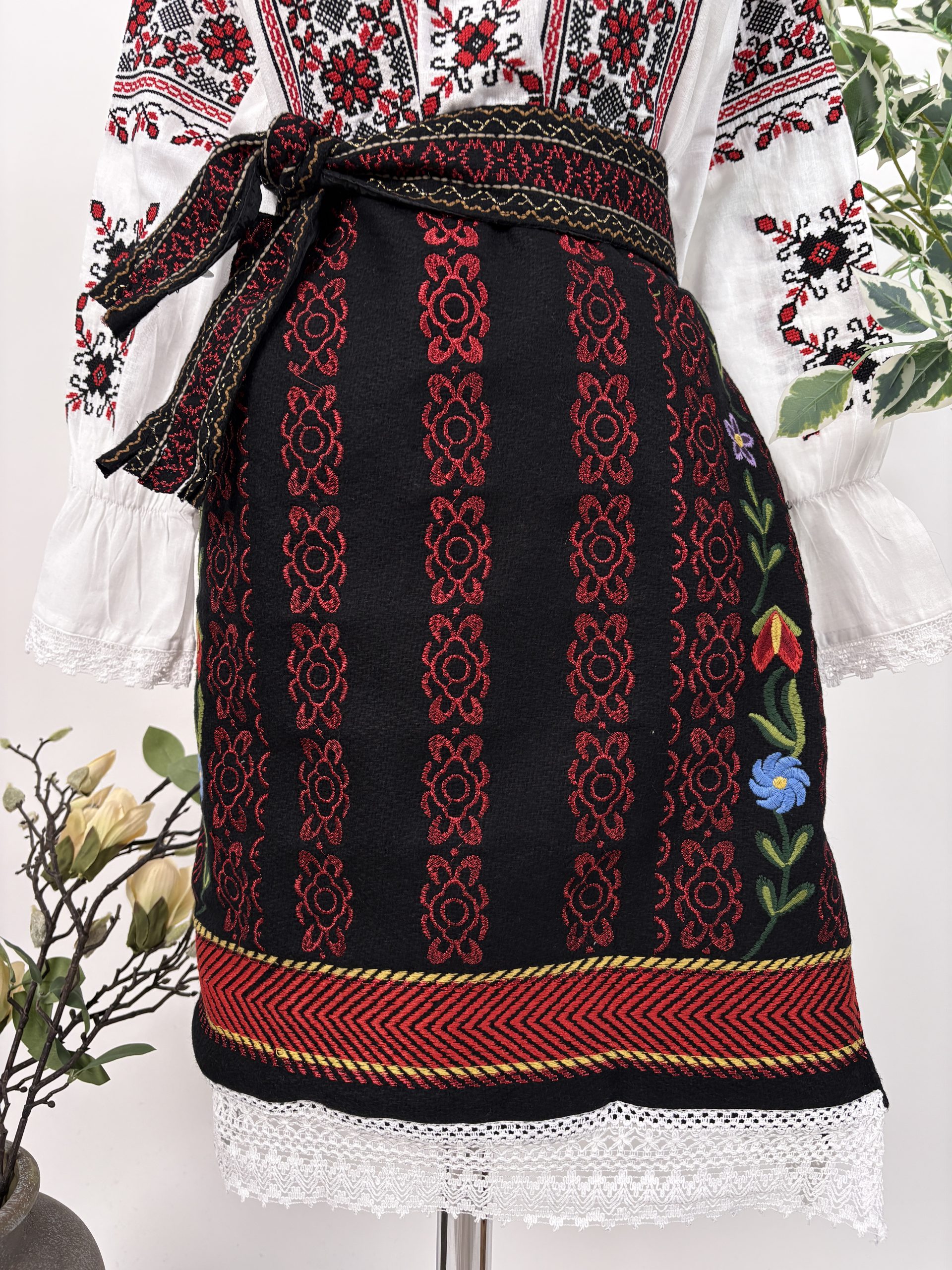 Set catrință și brâu fete 8-12 ani TM2277 •broderie roșie•
